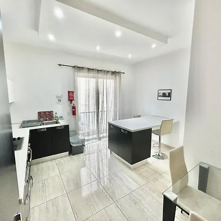 Apartment 2 Bedroom *